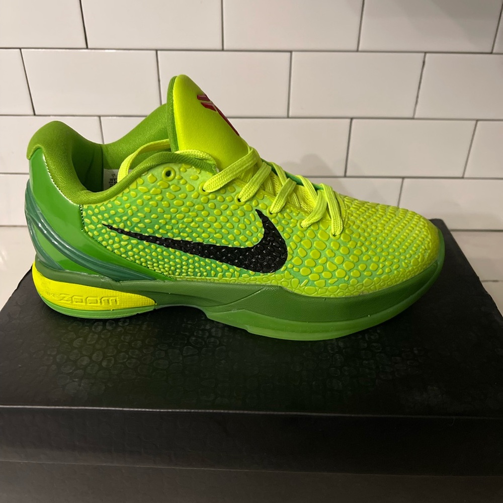 Men’s Nike Kobe Grinch Size 7.